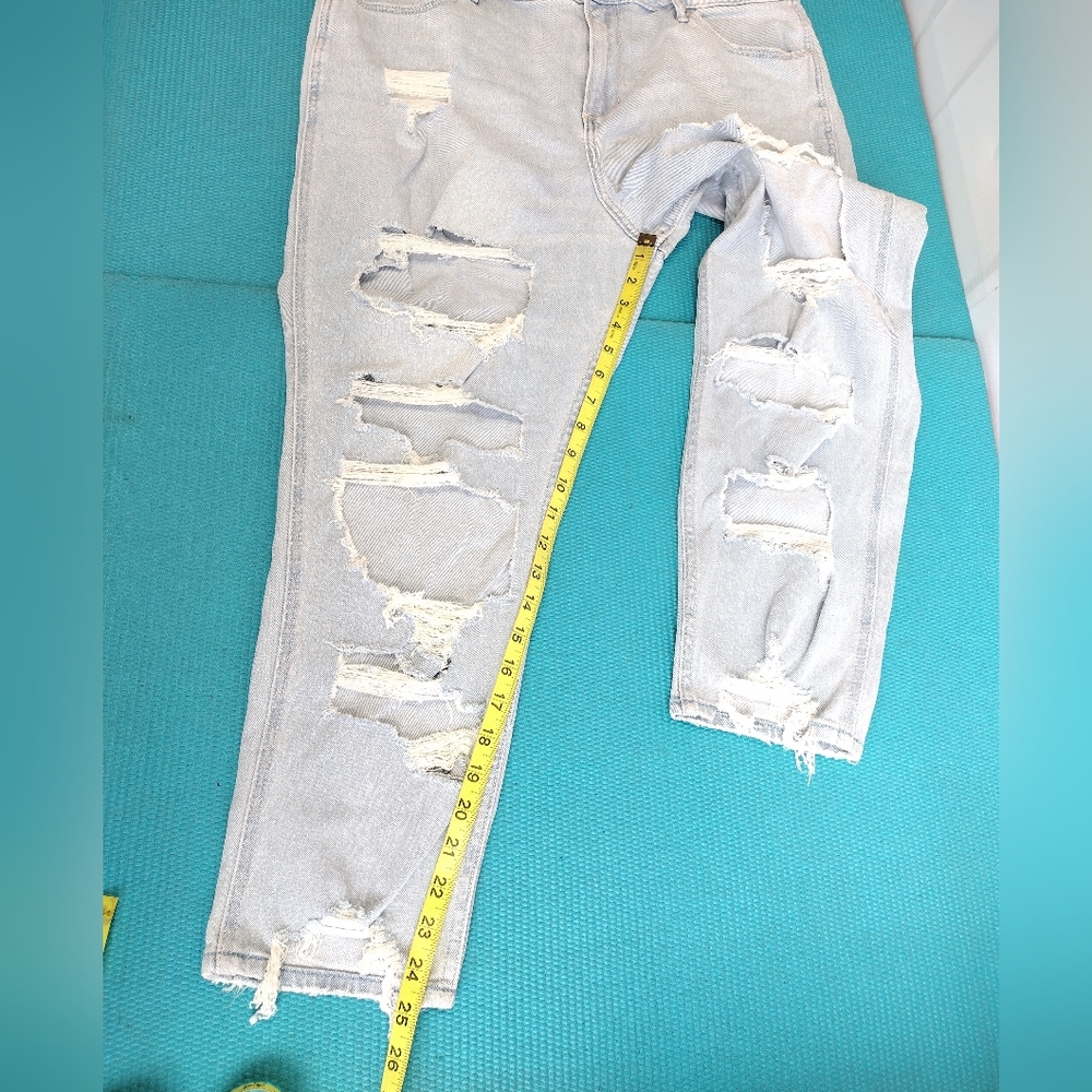 NWT Hollister Curvy High Rise Crop Mom Jeans Ripped Vintage - Size 17 S - Picture 2 of 10